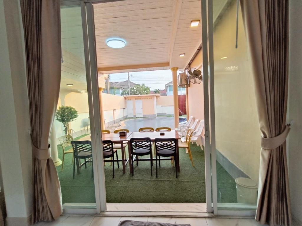 Five bedroom pool villa - image 4