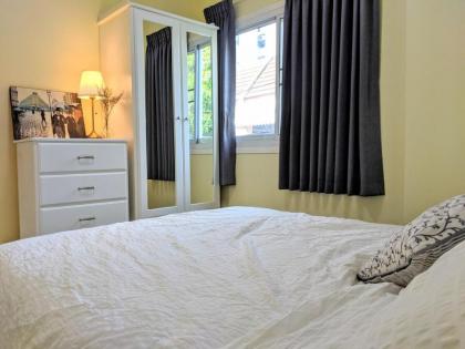 EntireSingleHouse 2br 400m-MRT HuaiKwang 2carpark - image 19