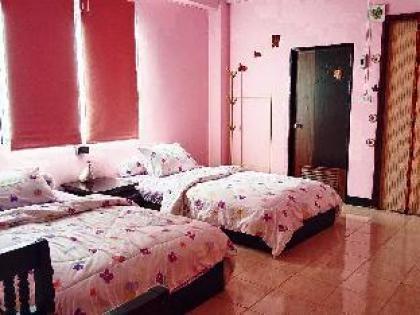 Cozy Magenta Room Love&Light Thonglo Ekamai - image 14