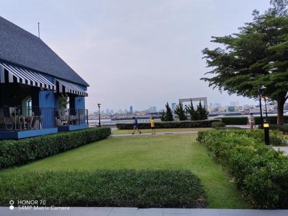 Peacefully River front city home refreshing oasis 