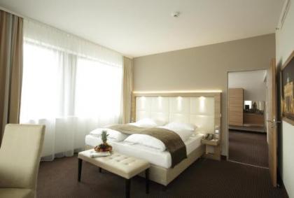 H4 Hotel Berlin Alexanderplatz - image 18