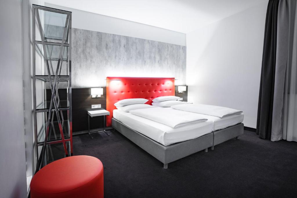Select Hotel Berlin The Wall - main image