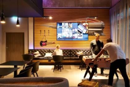 Moxy by Marriott Berlin Ostbahnhof - image 13