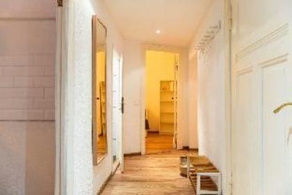 Bright 2 Bedroom Apartment in convenient location