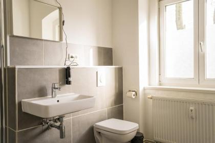 Three Bedroom plus big kitchen plus SelfCheckIn plus Street Parking - image 25