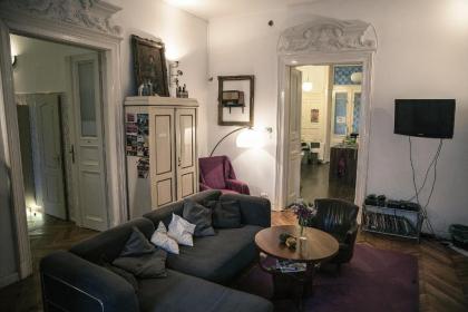 Baroque Hostel & Coworking - image 1