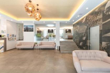 Corvin Plaza Apartments & Suites - image 2