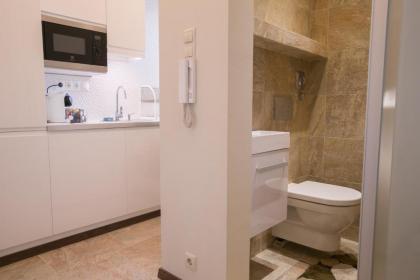 Chain Bridge Studio Apartment - image 12