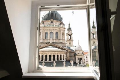 Helena apartment with view on St. Stephan's Basilica - image 17