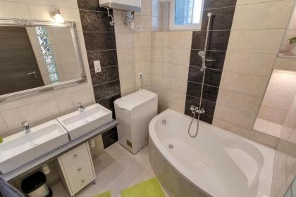 Tamara Apartment - image 11