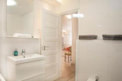 Ilona 2 bedrooms apartment in the center - image 16