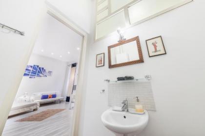 ATLANTA apartment is in the heart of Budapest - image 17