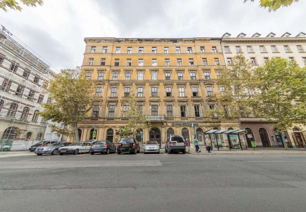 ATLANTA apartment is in the heart of Budapest - image 7