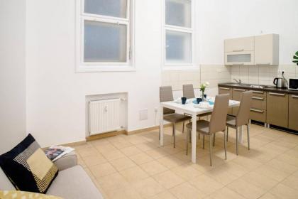 Cosy & Central A/C apartment - image 13