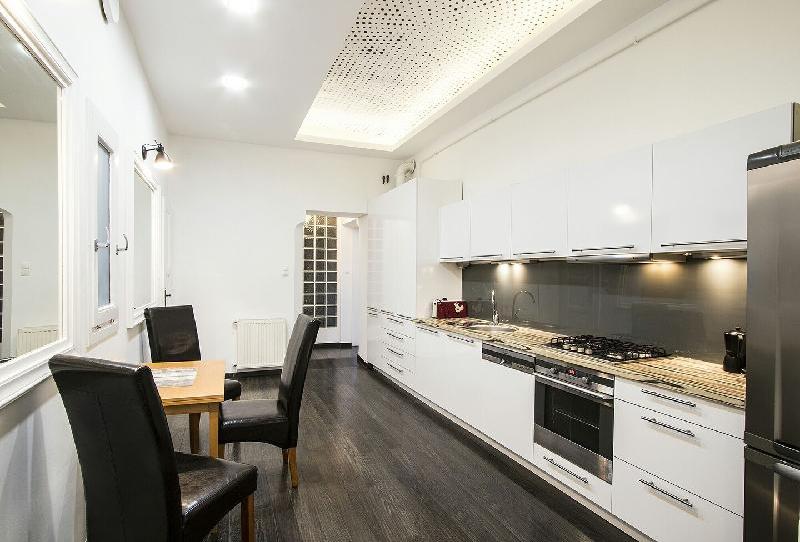 Pedestrian apartment the best location - image 5