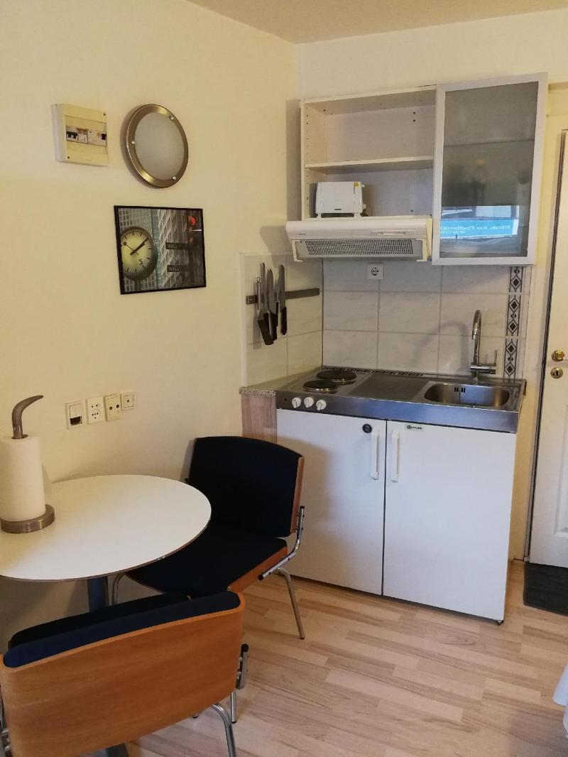 Studio for 2 w/private bath & kitchenette -Room 14 - main image