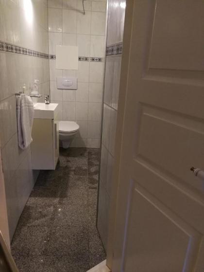 Studio for 2 w/private bath & kitchenette -Room 14 - image 3
