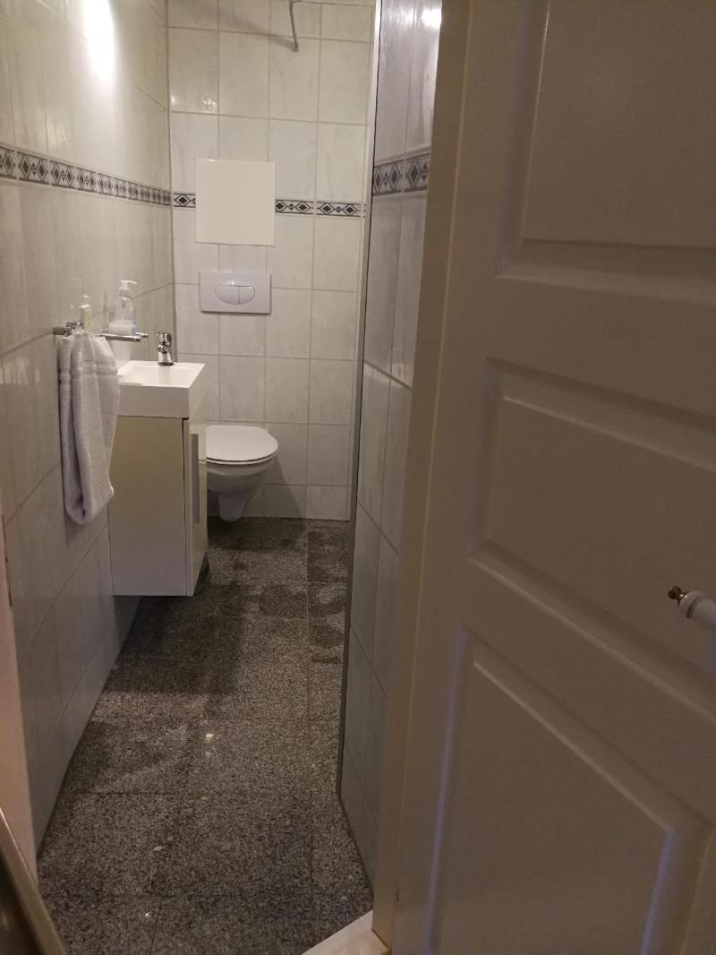 Studio for 2 w/private bath & kitchenette -Room 14 - image 3