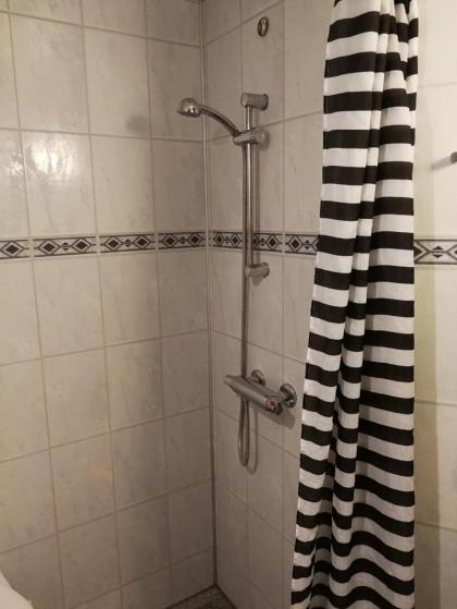 Studio for 2 w/private bath & kitchenette -Room 14 - image 5