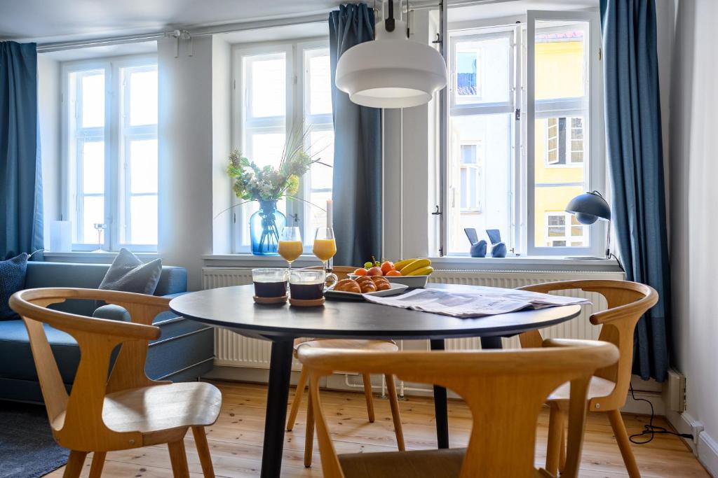 Cozy 1-bedroom apartment in the historical center of Copenhagen close to Tivoli - main image