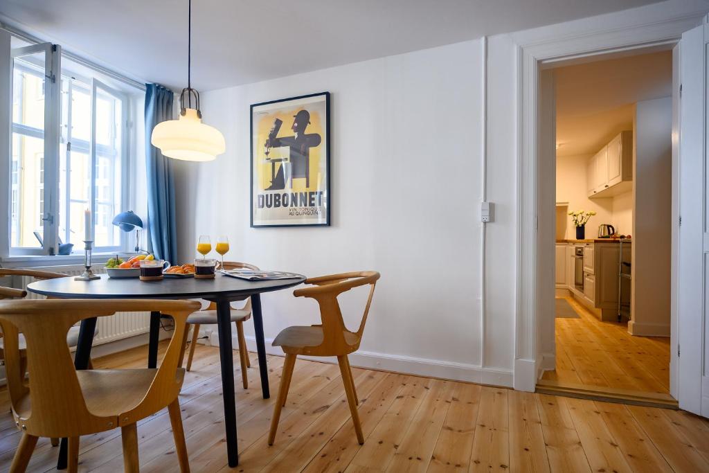 Cozy 1-bedroom apartment in the historical center of Copenhagen close to Tivoli - image 4