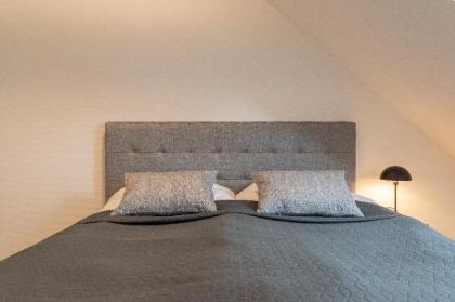 Gorgeous and Bright Centrally Located Four-bedroom Apartment - image 2