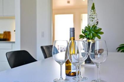 Sanders Leaves - Chic Three-Bedroom Apartment In Downtown Copenhagen - image 5