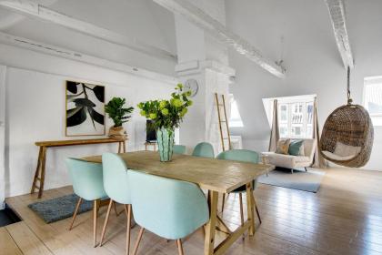 Sanders Main - Endearing Two-Bedroom Duplex Apartment Next to Magical Nyhavn Copenhagen 