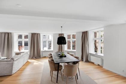 Sanders Regent - Popular Three-Bedroom Apartment Near Central Square - image 4