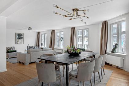 Sanders Regent - Chic Three-Bedroom Apartment Near Central Square
