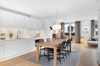Sanders Monarch - Charming One-Bedroom Apartment With Two Balconies - image 10