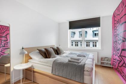 Sanders Monarch - Charming One-Bedroom Apartment With Two Balconies - image 11
