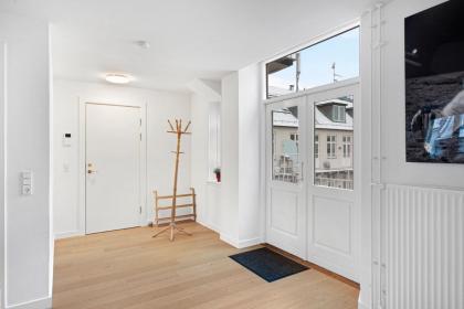 Sanders Monarch - Charming One-Bedroom Apartment With Two Balconies - image 12