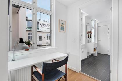 Sanders Monarch - Charming One-Bedroom Apartment With Two Balconies - image 13