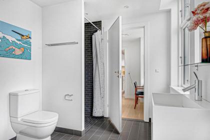 Sanders Monarch - Charming One-Bedroom Apartment With Two Balconies - image 14