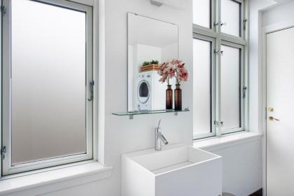 Sanders Monarch - Charming One-Bedroom Apartment With Two Balconies - image 15
