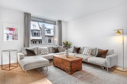 Sanders Monarch - Charming One-Bedroom Apartment With Two Balconies - image 2