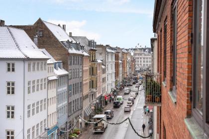 Sanders Monarch - Charming One-Bedroom Apartment With Two Balconies - image 21