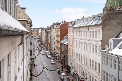 Sanders Monarch - Charming One-Bedroom Apartment With Two Balconies - image 22