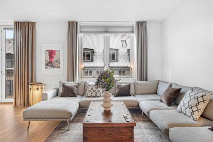 Sanders Monarch - Charming One-Bedroom Apartment With Two Balconies - image 3