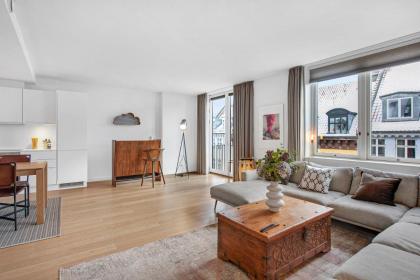 Sanders Monarch - Charming One-Bedroom Apartment With Two Balconies - image 5