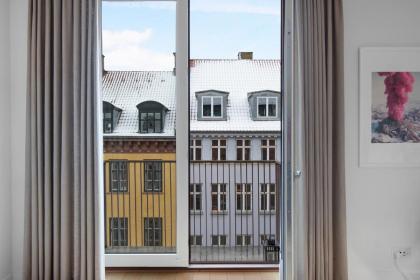 Sanders Monarch - Charming One-Bedroom Apartment With Two Balconies - image 6