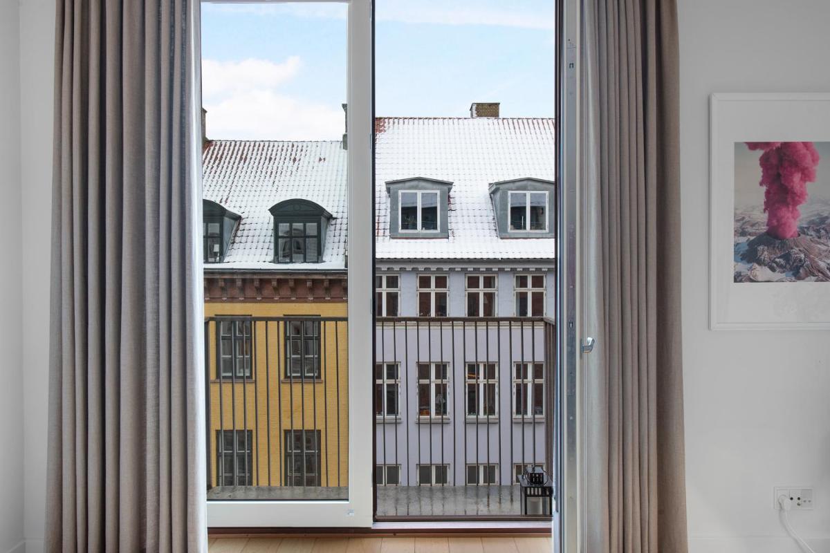 Sanders Monarch - Charming One-Bedroom Apartment With Two Balconies - image 6