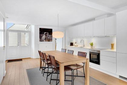 Sanders Monarch - Charming One-Bedroom Apartment With Two Balconies - image 7