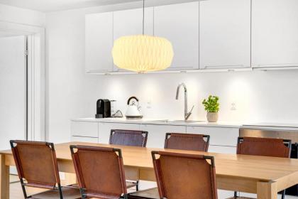 Sanders Monarch - Charming One-Bedroom Apartment With Two Balconies - image 8