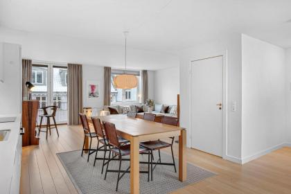 Sanders Monarch - Charming One-Bedroom Apartment With Two Balconies - image 9