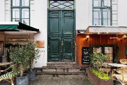 Sanders 5-bedroom professionally serviced apartment with a central location
