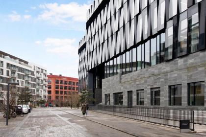 Sanders Charm - Amazing Two-Bedroom Apartment with Shared Garden - image 16