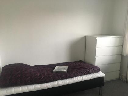 Room in nice house perfect for single traveller - image 1