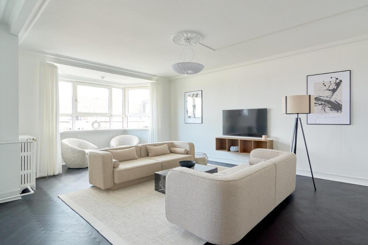 Beautiful 3 Bedroom Flat Near Shopping & Metro - main image